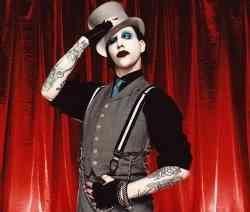 un zombie scos de la borcan care canta sooooper :zzz: marlyn manson